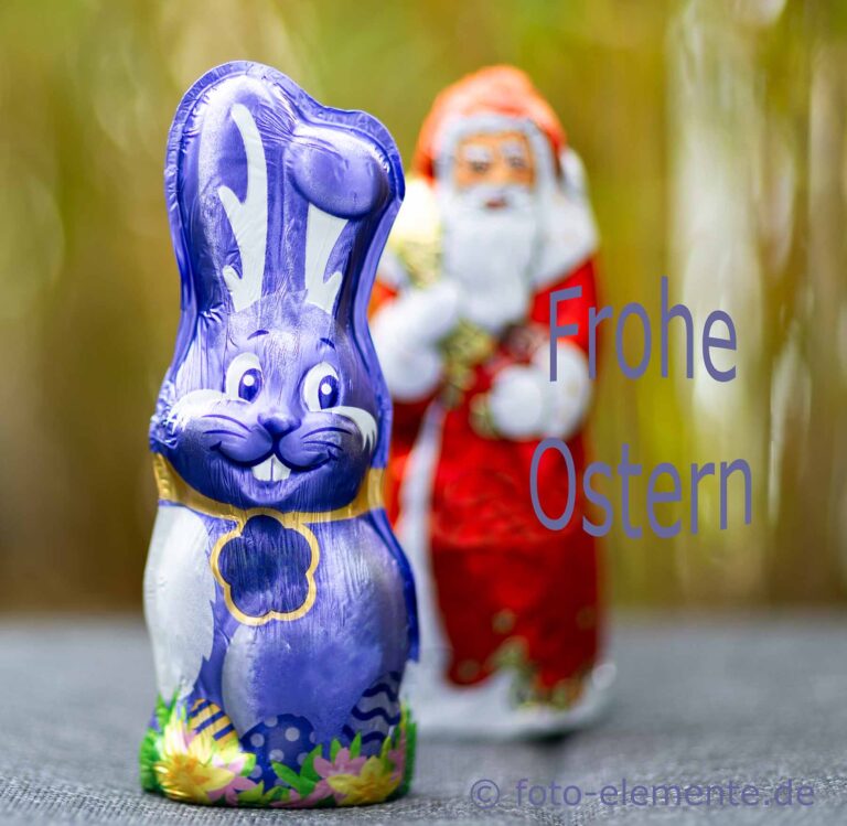 Ein Osterhase und im Hintergrund befindet sich ein Nikolaus